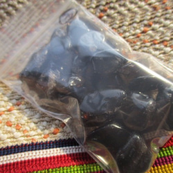 最強の魔除け 黒水晶  浄化・パワーチャージ済タンブル：大き目のサザレ　１袋：50ｇ程度 5枚目の画像