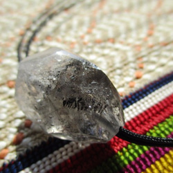 1点ものお紐仕立て レインボー入り大珠アフガニスタン産水晶タンブル うぐいす色ミャンマー翡翠 ネックレス 3枚目の画像