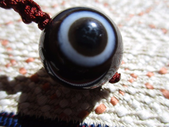 産地特定：チベット産天眼石18mm珠　お紐仕立てストラップ 1枚目の画像