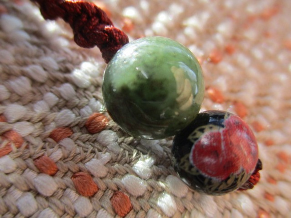 ミャンマー鶯色翡翠 花柄とんぼ玉 お紐仕立てストラップ 2枚目の画像