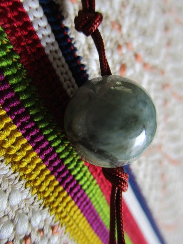 千歳緑マーブル色ミャンマー翡翠 お紐仕立て 無段階調節可能ネックレスまたはストラップ 1枚目の画像