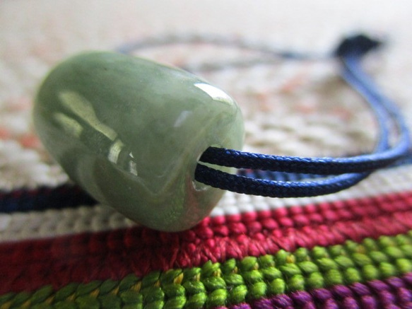 吉祥俵型 ミャンマー翡翠 お紐仕立て無段階調節可能ネックレスもしくはストラップ 紺紐 4枚目の画像