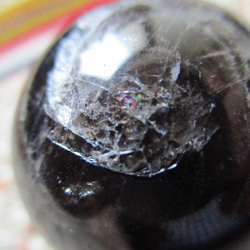 小さなレインボー入り 在庫限り　天然黒水晶：モリオン 丸玉　31ｍｍ　921－1 1枚目の画像