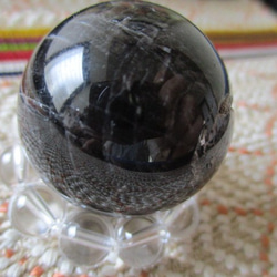 小さなレインボー入り 在庫限り　天然黒水晶：モリオン 丸玉　31ｍｍ　921－1 3枚目の画像