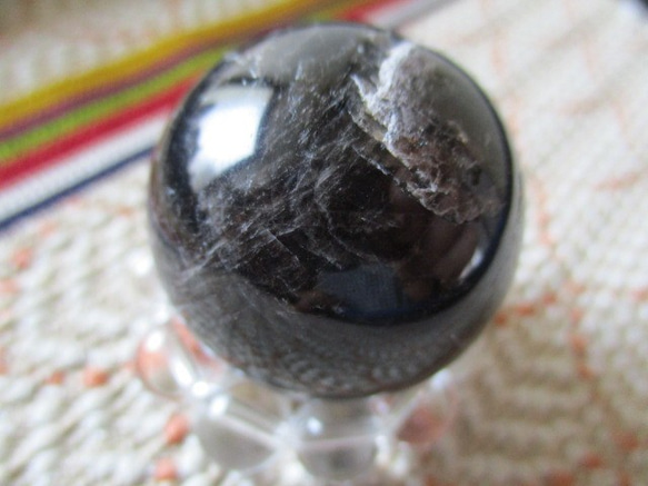 小さなレインボー入り 在庫限り　天然黒水晶：モリオン 丸玉　31ｍｍ　921－1 4枚目の画像