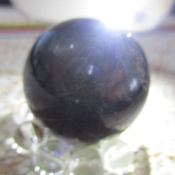 小さなレインボー入り 在庫限り　天然黒水晶：モリオン 丸玉　31ｍｍ　921－1 5枚目の画像