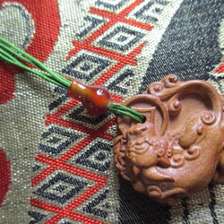 宝瓶型瑪瑙 金運：ヒキュウ彫り花梨木お紐仕立てストラップ 再販無し 1点限り 1枚目の画像