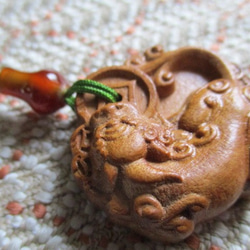 宝瓶型瑪瑙 金運：ヒキュウ彫り花梨木お紐仕立てストラップ 再販無し 1点限り 3枚目の画像