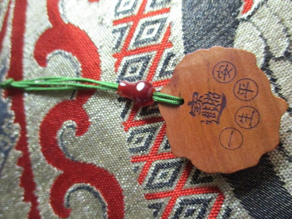 宝瓶型瑪瑙 金運：ヒキュウ彫り花梨木お紐仕立てストラップ 再販無し 1点限り 5枚目の画像