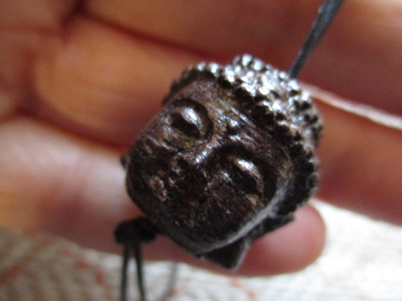 唐木銘木 観音頭仏彫刻珠  お紐仕立てストラップ　 1枚目の画像