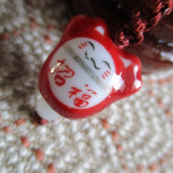 「招福」赤いちゃんちゃんと赤い烏帽子のような招き猫ちゃんとんぼ玉と ミャンマー白翡翠 お紐仕立てストラップ 3枚目の画像