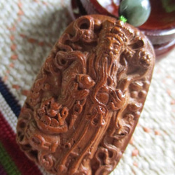 富と財運の神：財神様彫り 花梨木 ミャンマー翡翠 お紐仕立てストラップ 2枚目の画像