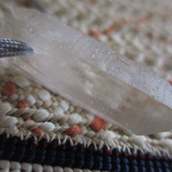 水晶ポイント お紐仕立て無段階調節可能ネックレス　ミャンマー翡翠の留め珠 3枚目の画像