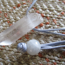 水晶ポイント お紐仕立て無段階調節可能ネックレス　ミャンマー翡翠の留め珠 4枚目の画像