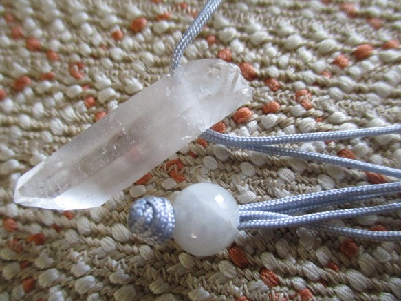 水晶ポイント お紐仕立て無段階調節可能ネックレス　ミャンマー翡翠の留め珠 4枚目の画像