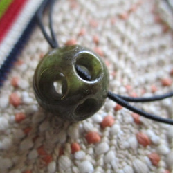 音がする宝珠：軟玉翡翠　お紐仕立てネックレス 3枚目の画像