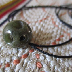 音がする宝珠：軟玉翡翠　お紐仕立てネックレス 5枚目の画像