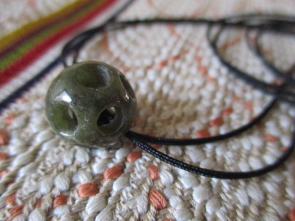 音がする宝珠：軟玉翡翠　お紐仕立てネックレス 5枚目の画像