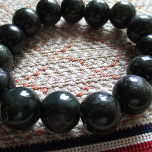 期間限定 「緑をまとった黒翡翠」深く濃い緑色のミャンマー翡翠