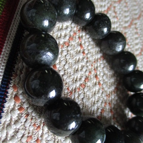 期間限定 「緑をまとった黒翡翠」深く濃い緑色のミャンマー翡翠