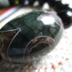 緑三眼天珠とミャンマー翡翠　黒瑪瑙/108珠お念珠からのブレスレット 4枚目の画像