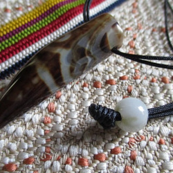 天然水紋柄 虎牙型三眼天珠とミャンマー翡翠のネックレス 1枚目の画像