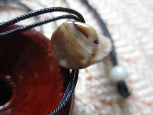 天然水紋柄 虎牙型三眼天珠とミャンマー翡翠のネックレス 4枚目の画像