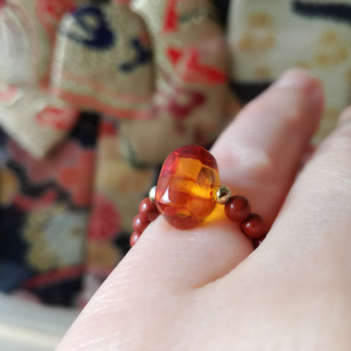 仏教七宝琥珀：旧ソ連製の琥珀と赤碧玉とシルバー925珠のリング 指輪