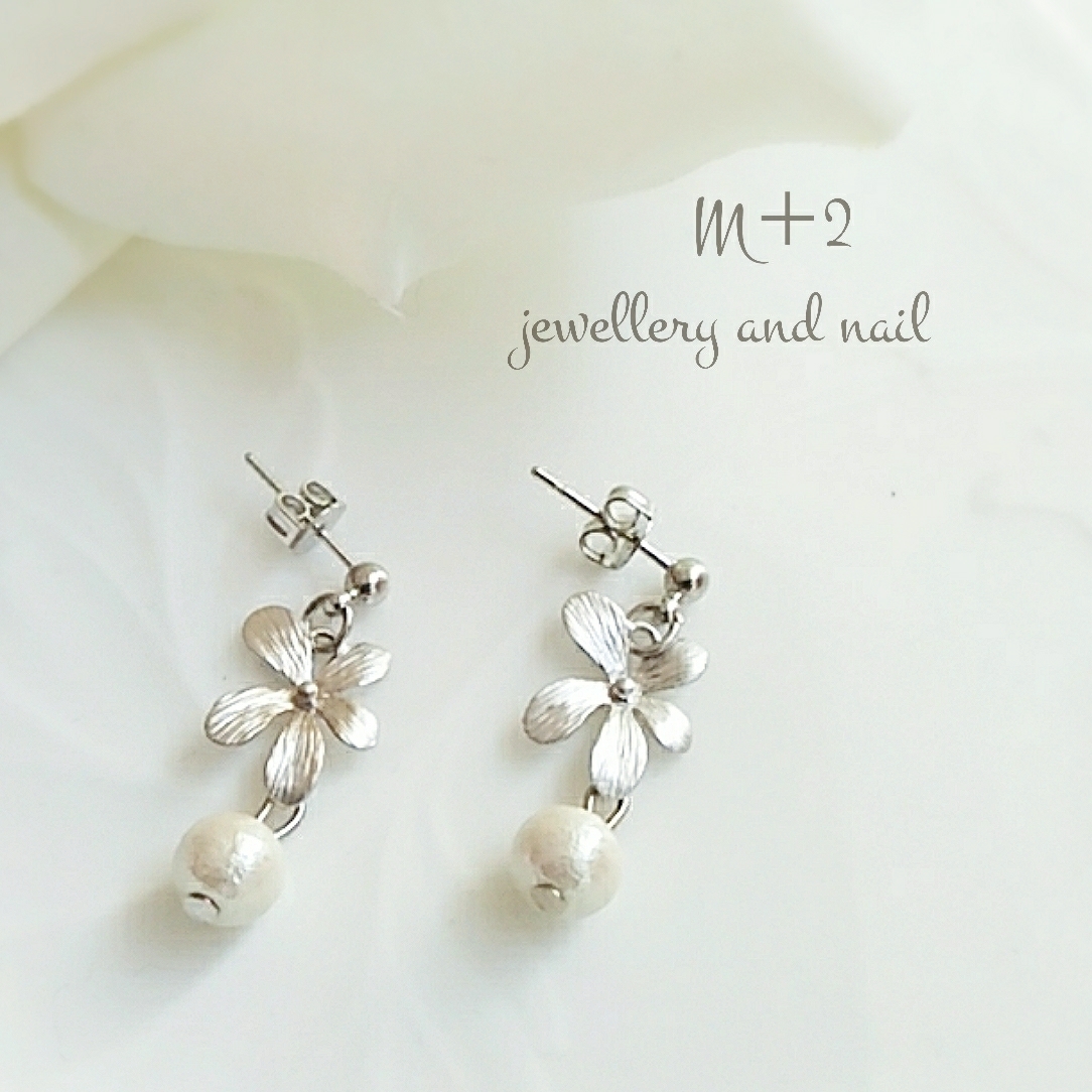 New！【送料無料】 シルバーフラワー❀ ピアス イヤリング