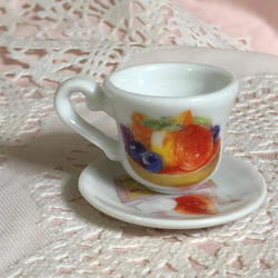 微型餐具甜點是一個帶有水果和蛋糕的小杯子和碟子 第2張的照片