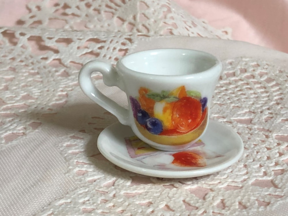 微型餐具甜點是一個帶有水果和蛋糕的小杯子和碟子 第2張的照片