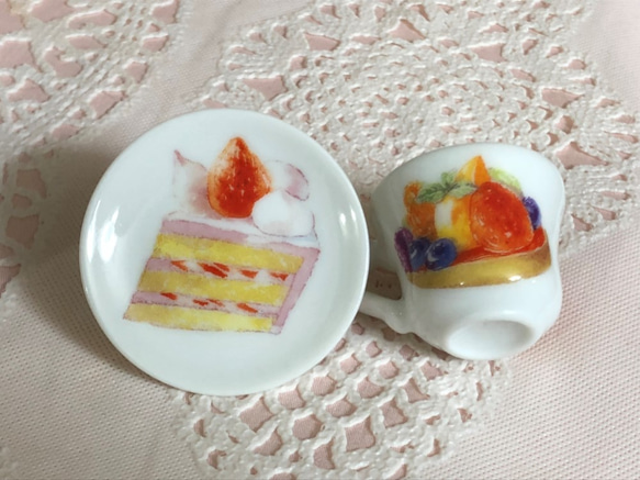 微型餐具甜點是一個帶有水果和蛋糕的小杯子和碟子 第4張的照片