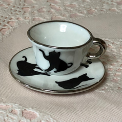 ミニチュア食器　黒猫クーのちいさなカップ&ソーサー 1枚目の画像