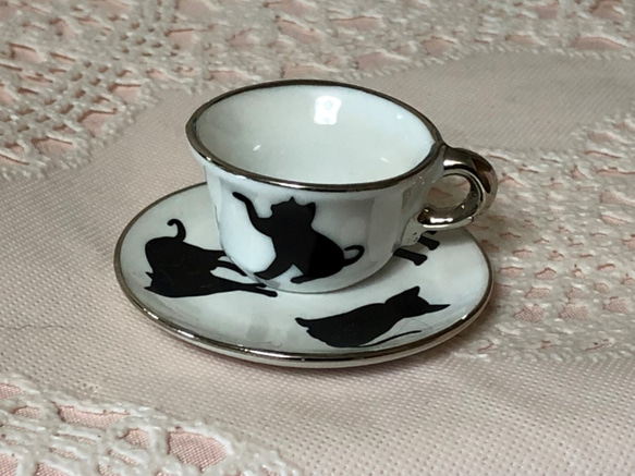 ミニチュア食器　黒猫クーのちいさなカップ&ソーサー 1枚目の画像