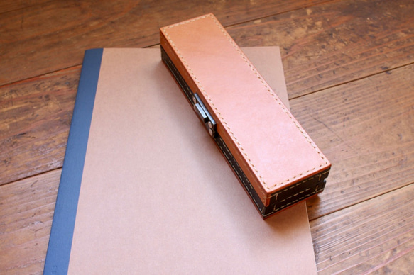 成人筆盒（意大利皮革棕色和黑色） 第1張的照片