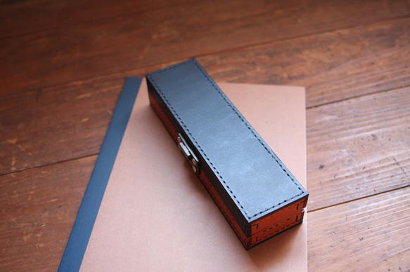 成人筆盒（意大利皮革的黑色和棕色） 第1張的照片