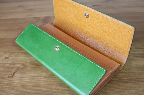イタリアンオイルレザーの長財布（若草と茶） 2枚目の画像