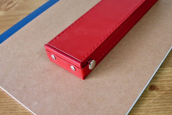 只能容納兩個的筆盒（紅色） 第2張的照片