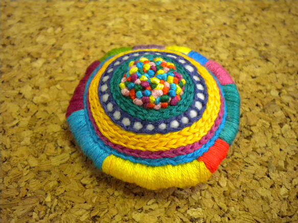 ぐるぐる刺繍ブローチ 1枚目の画像