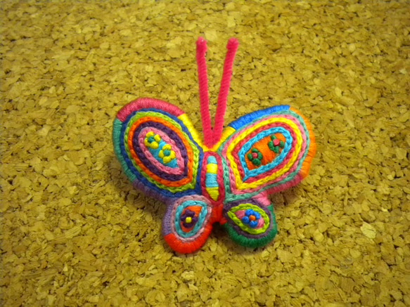 蝶々のみっちり刺繍ブローチ 1枚目の画像