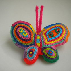 蝶々のみっちり刺繍ブローチ 2枚目の画像