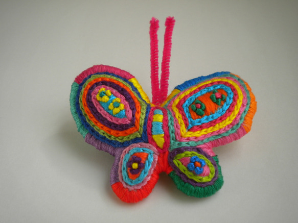 蝶々のみっちり刺繍ブローチ 2枚目の画像
