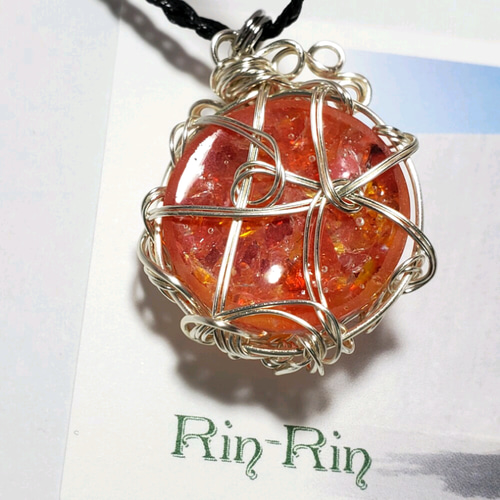 朱い太陽を味方につけたような琉球ガラスのネックレス ネックレス