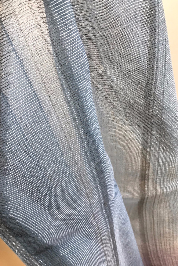 墨染め絹綿麻オーガンジーストール　[ブルー] 3枚目の画像