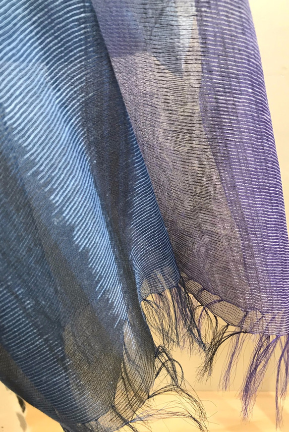 墨染め絹綿麻オーガンジーストール　[ブルー] 5枚目の画像