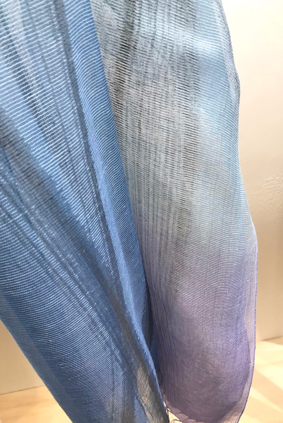 墨染め絹綿麻オーガンジーストール　[ブルー] 6枚目の画像