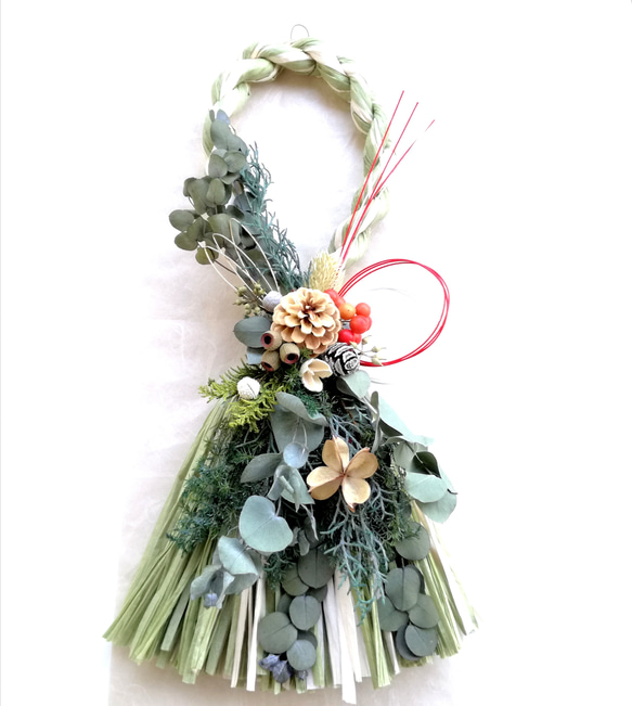 新年を迎える針葉樹が香る注連縄