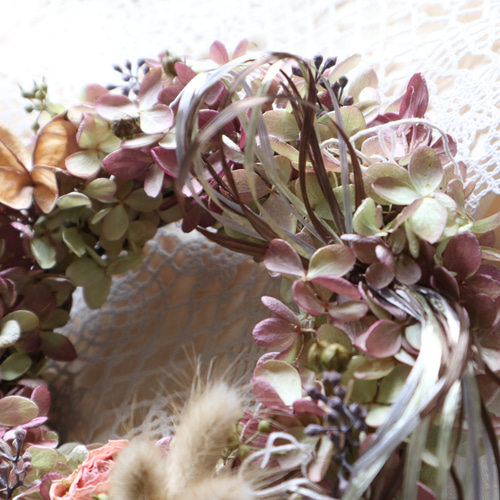 秋色紫陽花と鶏頭のフライングリース♡ 秋色紫陽花と小花の秋リース:ドライフラワーリース リース 花うさぎと