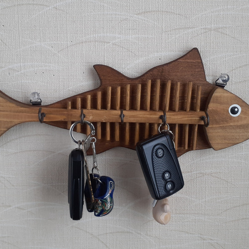 木製魚の立体オブジェ無垢材の手造り木工アート　壁掛け水族館　75センチ お魚壁掛けキーフック(木工アート) 壁掛けラック・ウォールシェルフ