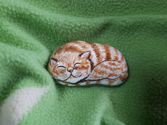 眠るネコ(石のアート) 1枚目の画像